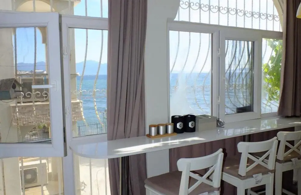 Кушадасы: Amazing House With Balcony and Mesmerizing View Right Next to the Sea in Kusadasi