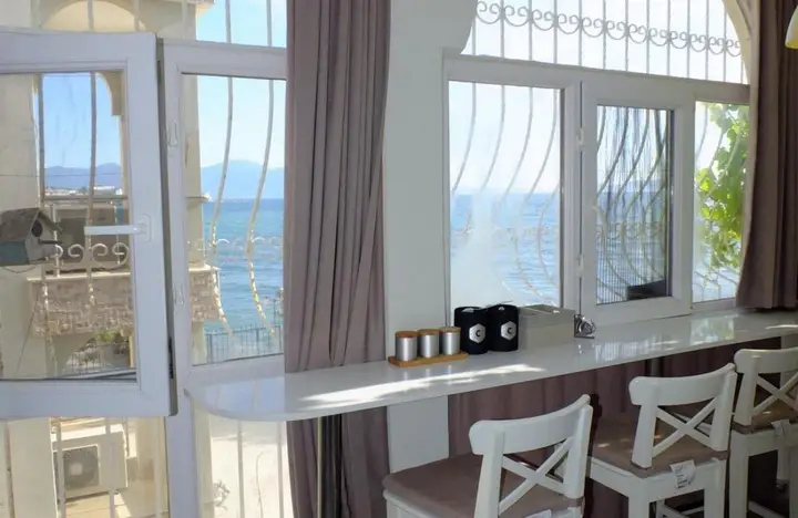 Кушадасы: Amazing House With Balcony and Mesmerizing View Right Next to the Sea in Kusadasi