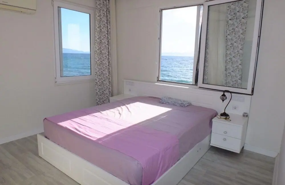 Кушадасы: Amazing House With Balcony and Mesmerizing View Right Next to the Sea in Kusadasi