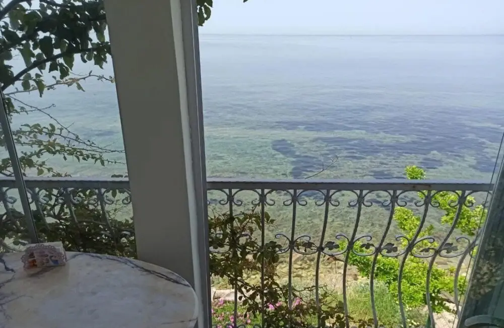 Кушадасы: Amazing House With Balcony and Mesmerizing View Right Next to the Sea in Kusadasi