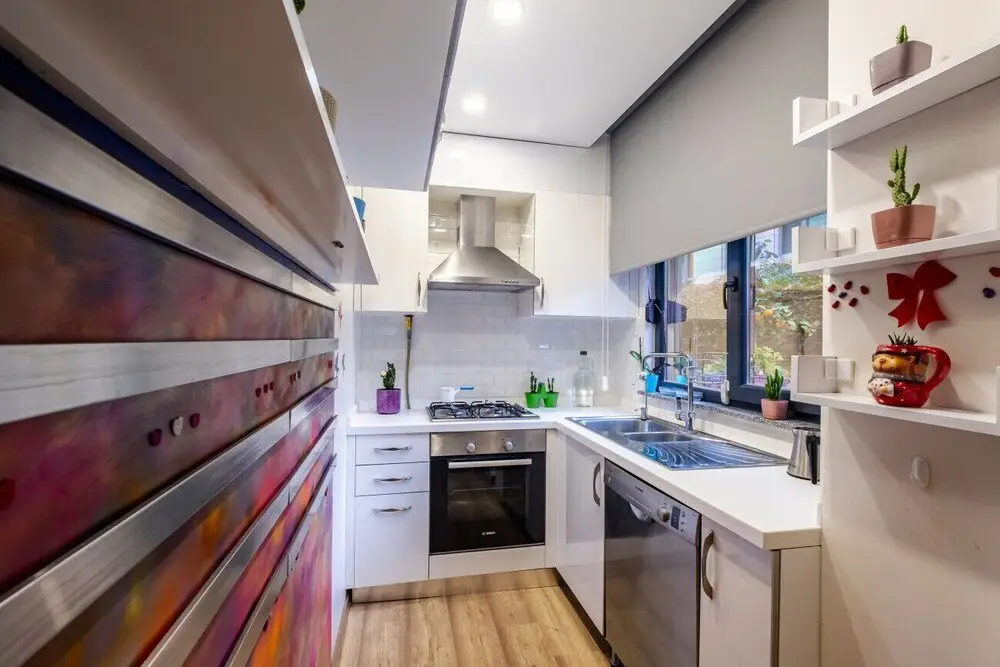Стамбул: Flat With Rainbow Themed Interior in Goztepe