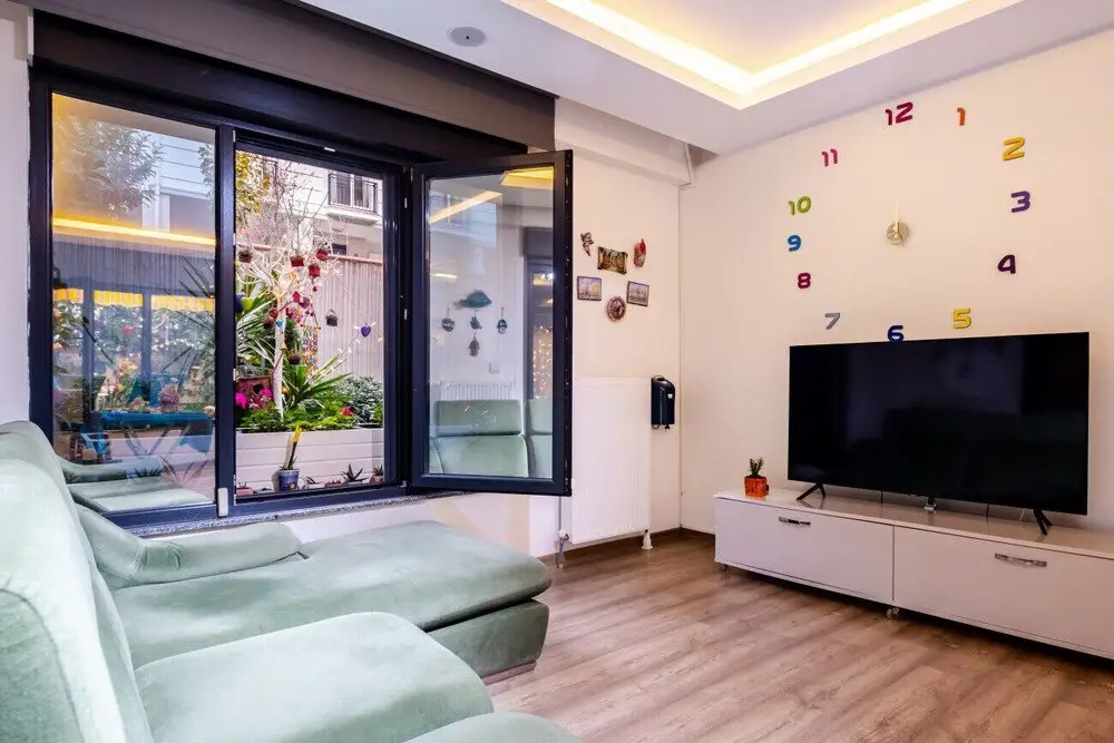 Flat With Rainbow Themed Interior in Goztepe — фото 1