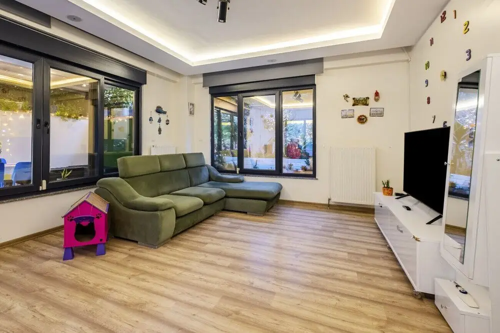 Стамбул: Flat With Rainbow Themed Interior in Goztepe