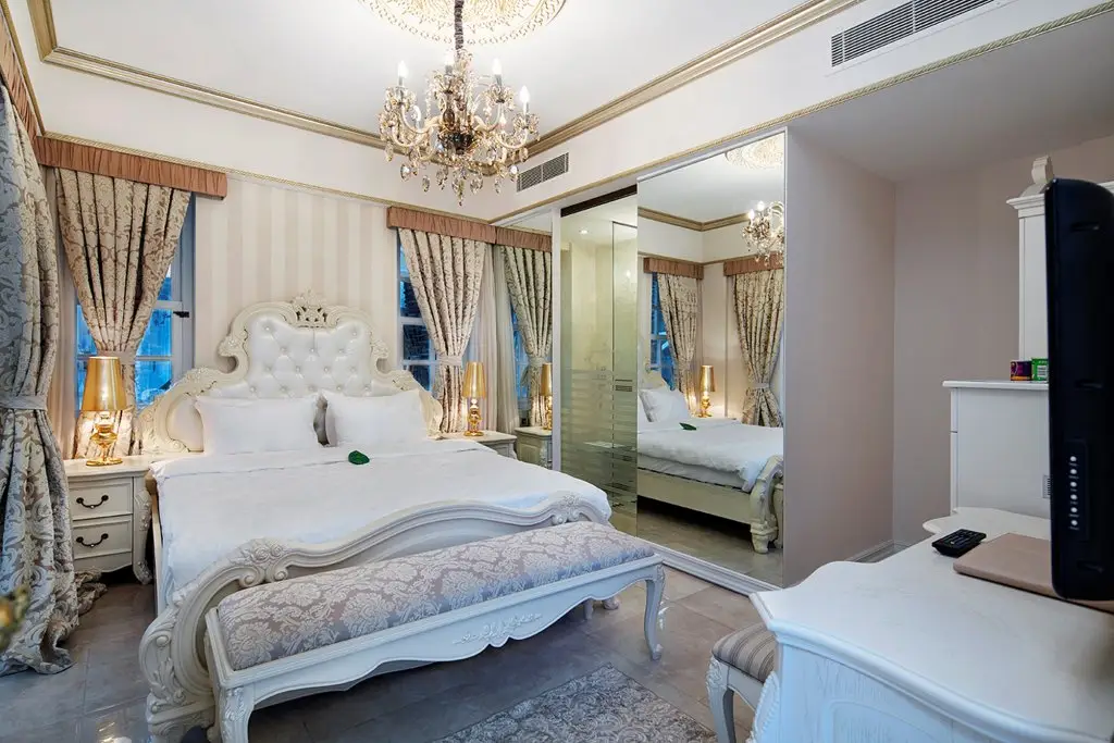 Дуачи: Elegance East Hotel 
