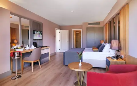 Queen's Park Turkiz Kemer — фото 1