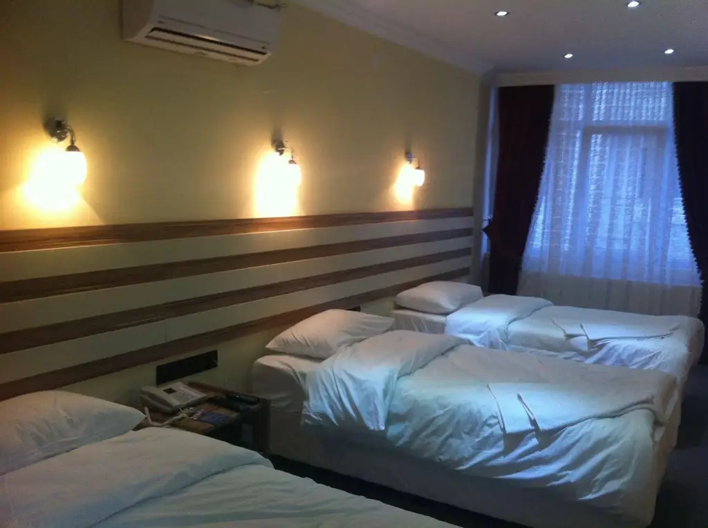 Эджеабат: TJ's Hotel