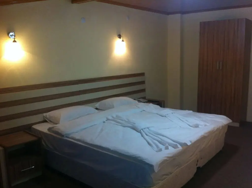 Эджеабат: TJ's Hotel