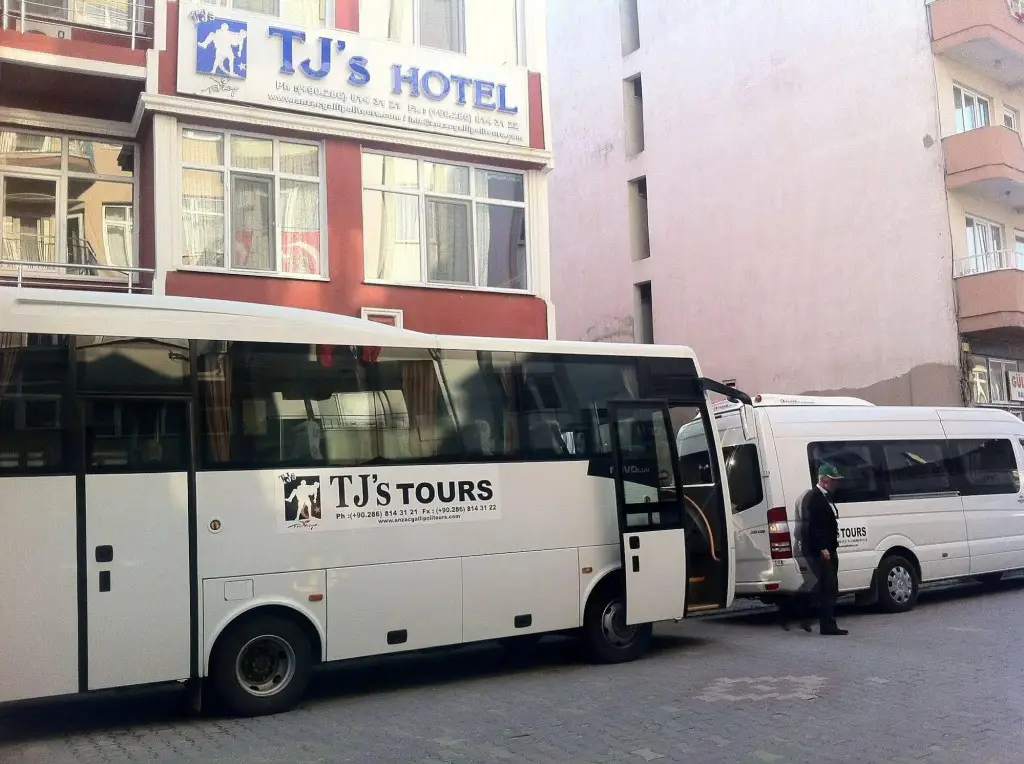 Эджеабат: TJ's Hotel