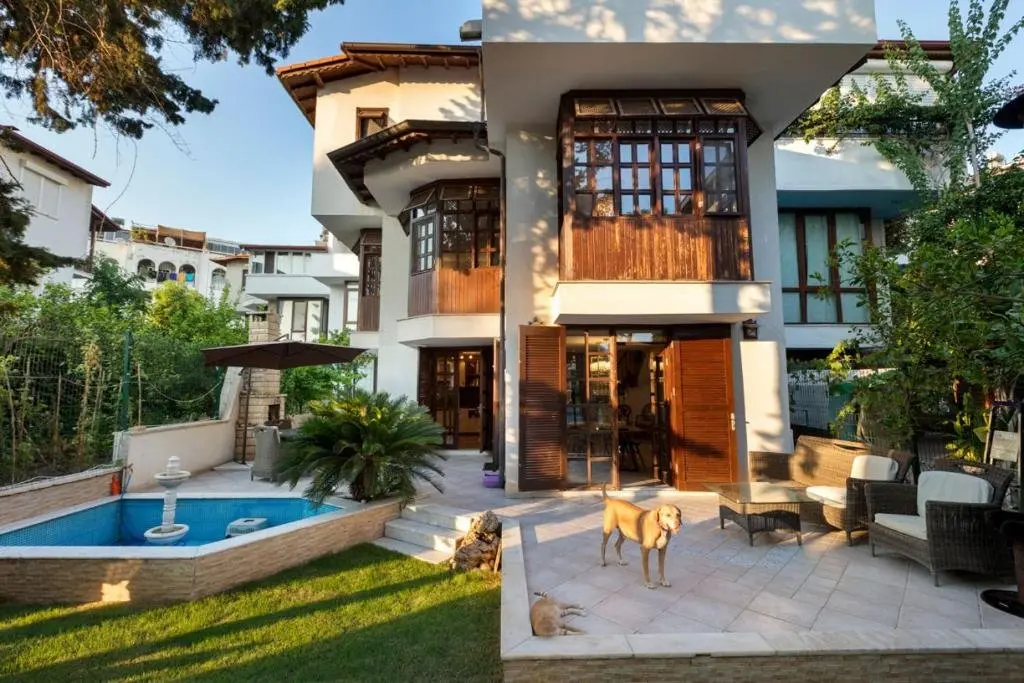 Анталья: House Close to Beach With Shared Pool in Antalya