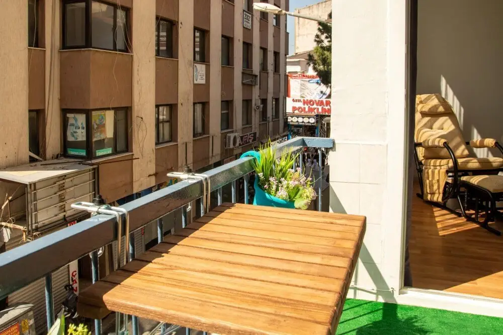 Измир: Central Flat With Balcony in Karsiyaka