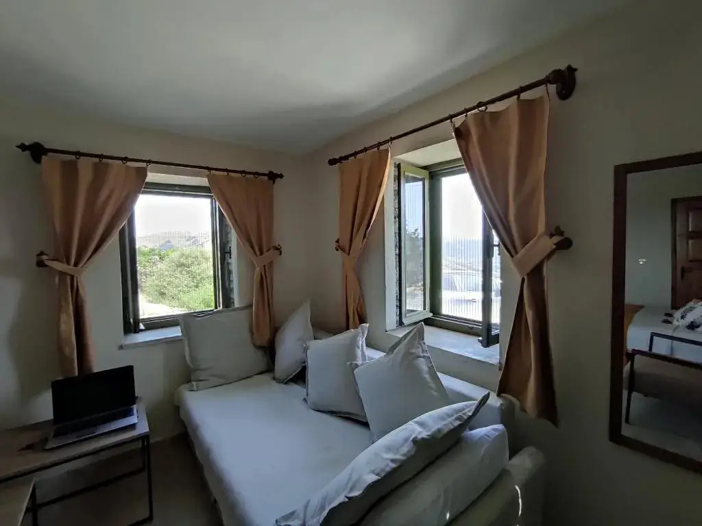 Зейтинликой: The Hill Village House