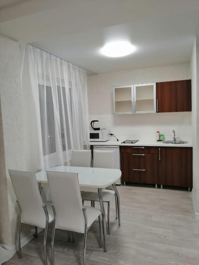 Красноярск: Apartments on Dubrovinskogo