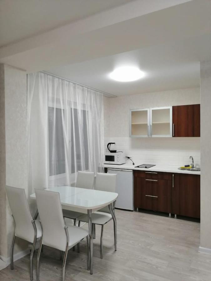Красноярск: Apartments on Dubrovinskogo