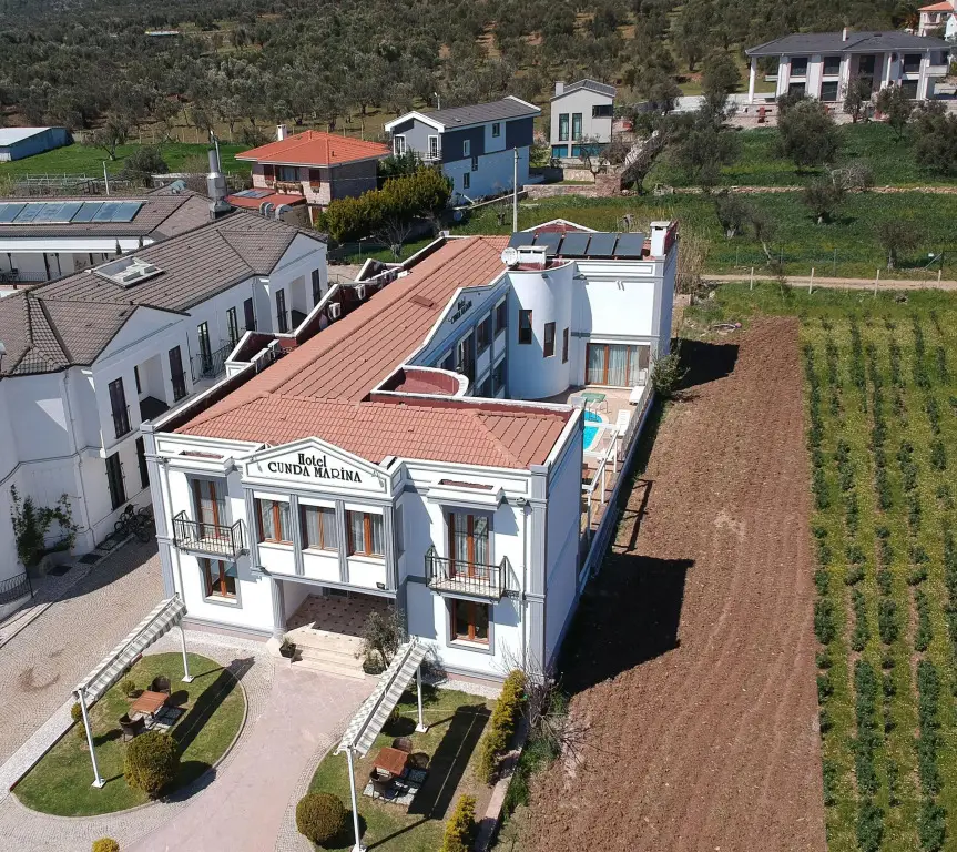 Айвалык: Ebruli Otel Cunda