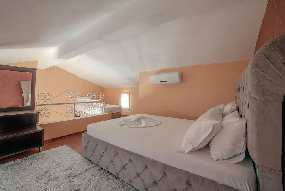 Каш: Peace Hotel