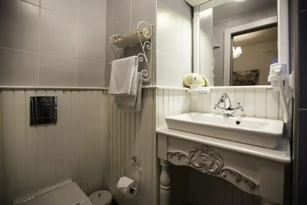 Чешме: The White Hotel