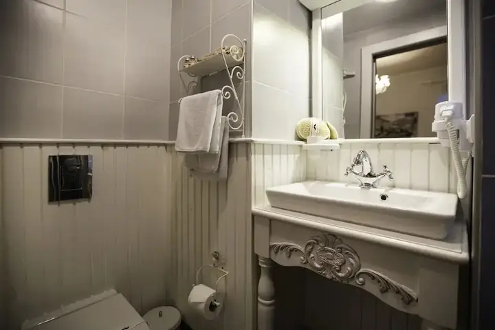 Чешме: The White Hotel