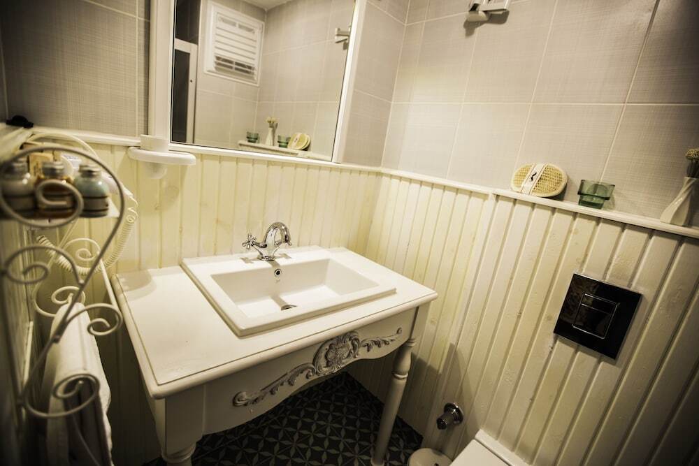 Чешме: The White Hotel