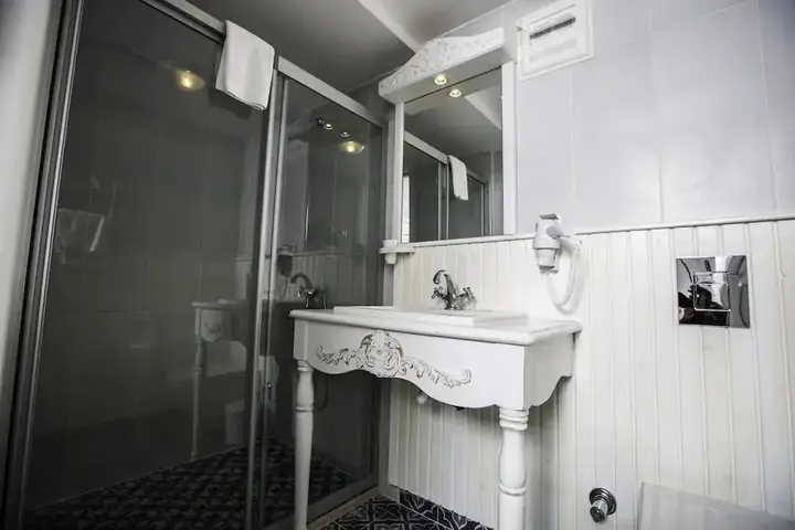 Чешме: The White Hotel