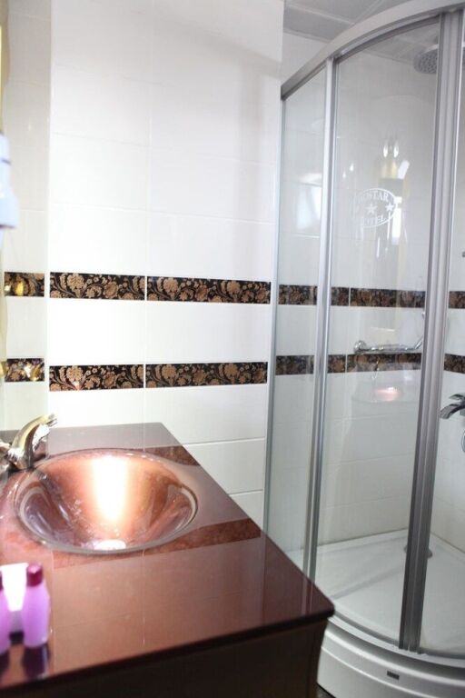 Татван: Mostar Hotel