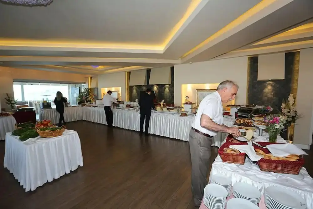 Нигде: Hotel Grand Nigde