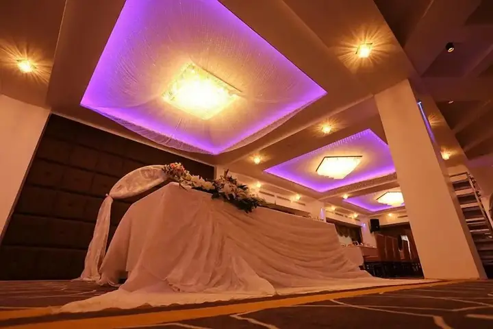 Нигде: Hotel Grand Nigde