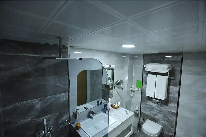 Нигде: Hotel Grand Nigde