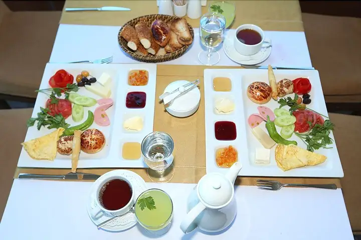 Нигде: Hotel Grand Nigde