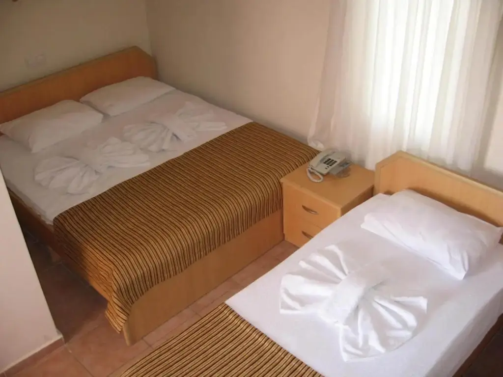 Чамьюва: Moms Hotel