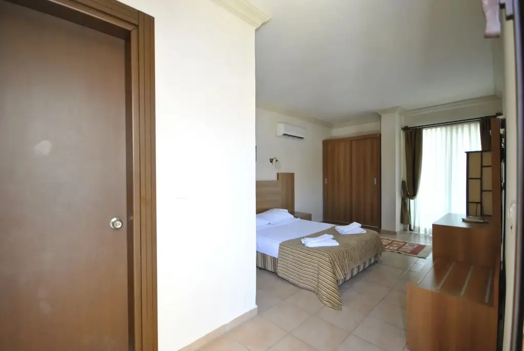 Чамьюва: Moms Hotel