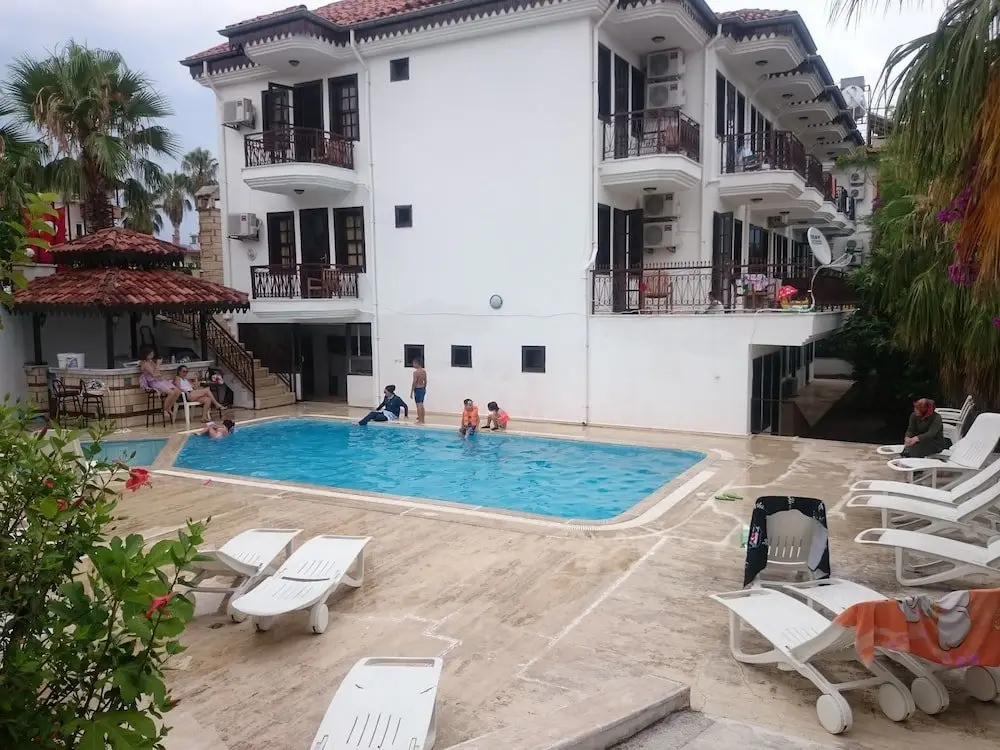 Текирова: Aloha Hotel
