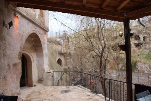 Айвали: Hilem Cave House