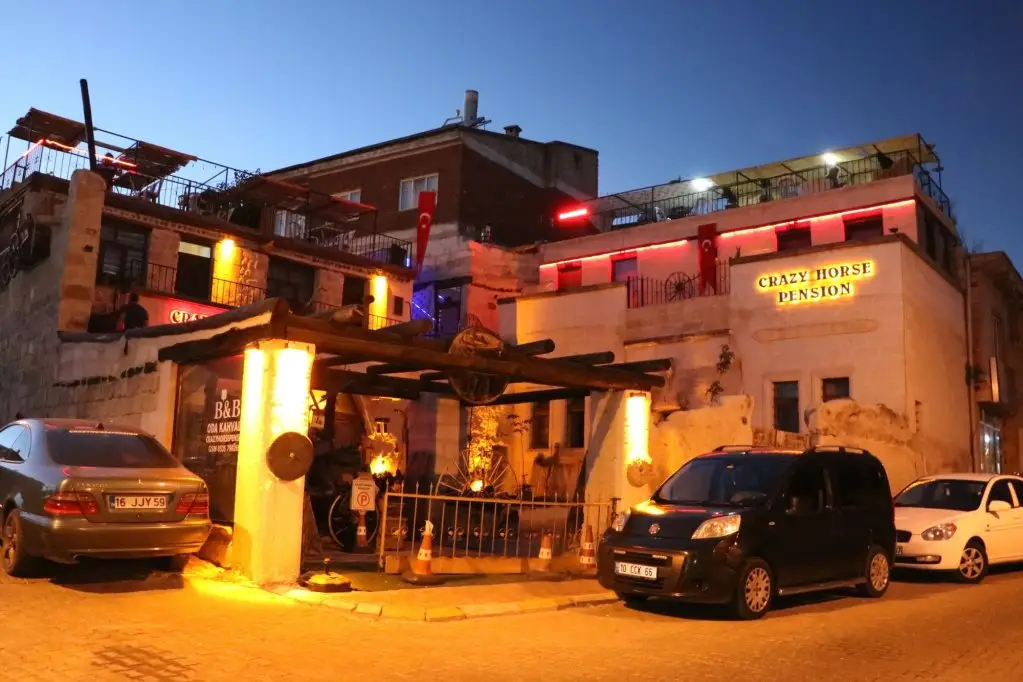 Ургуп: hotels crazy horse