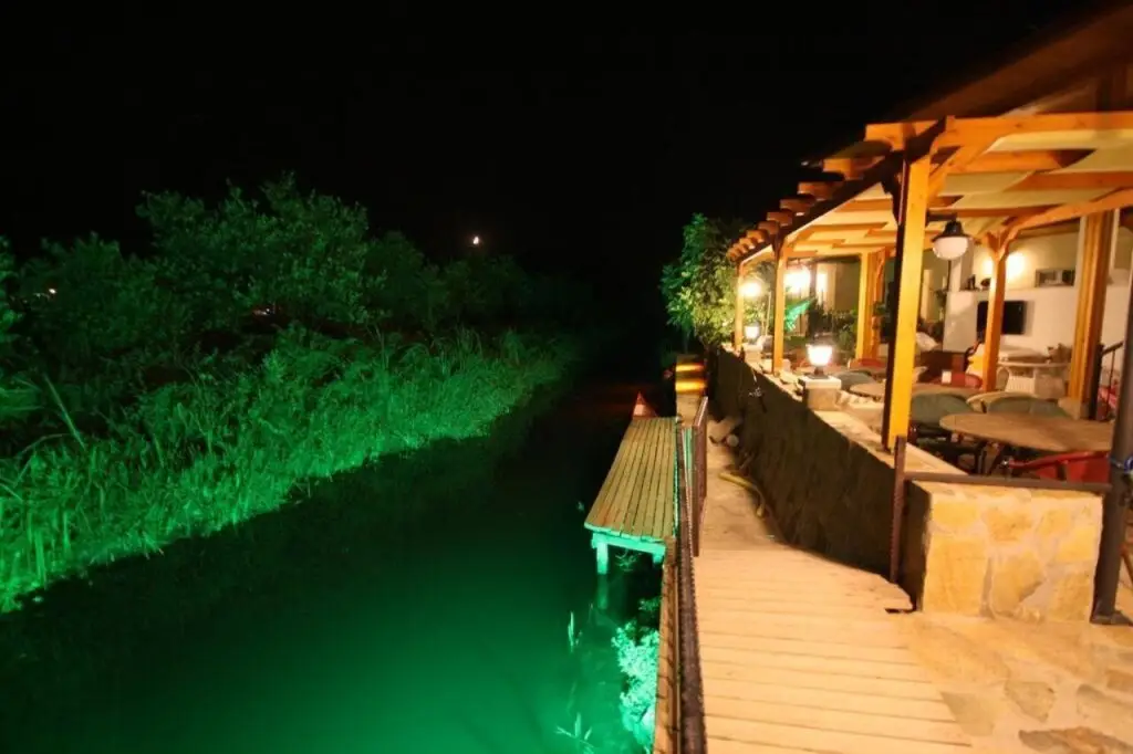 Гокова: Three Palms Suites