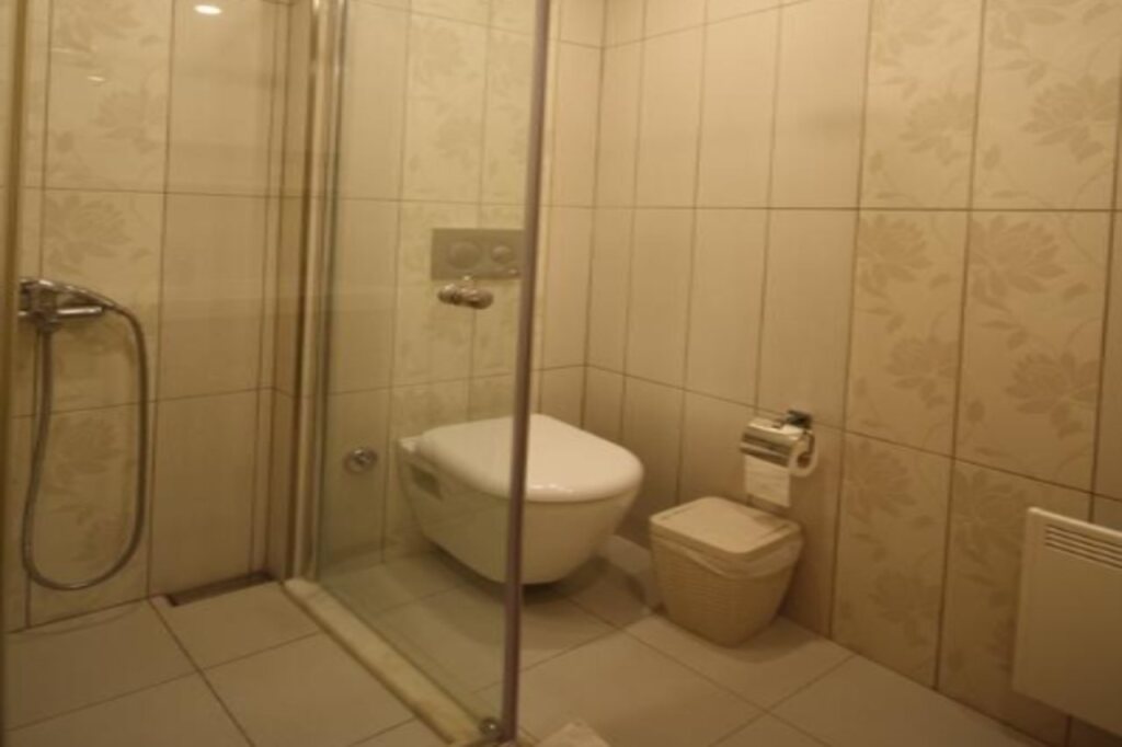 Гокова: Three Palms Suites