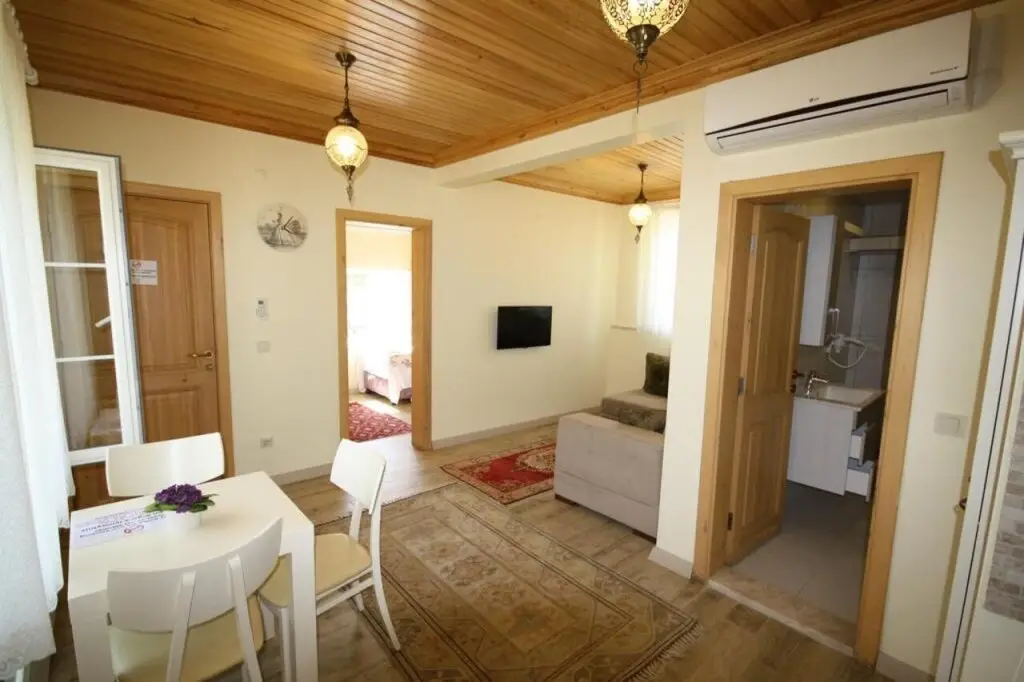 Гокова: Three Palms Suites