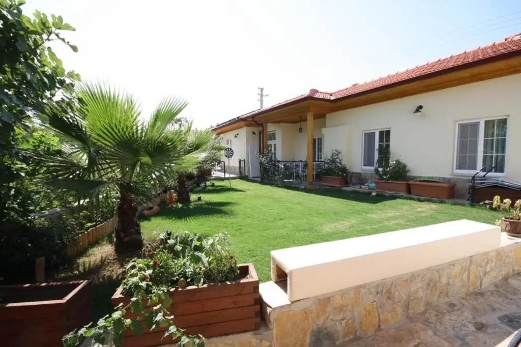 Гокова: Three Palms Suites