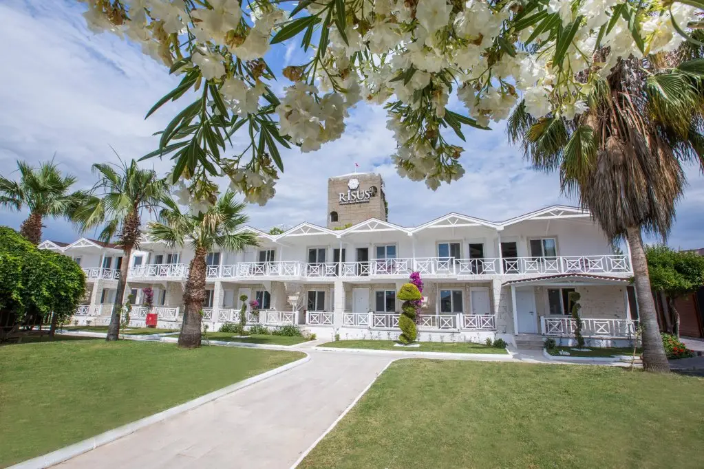 Risus Beach Resort Hotel — фото 1
