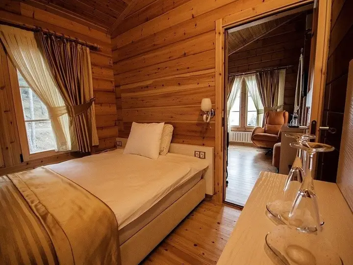 Дадай: Amorium Hotel