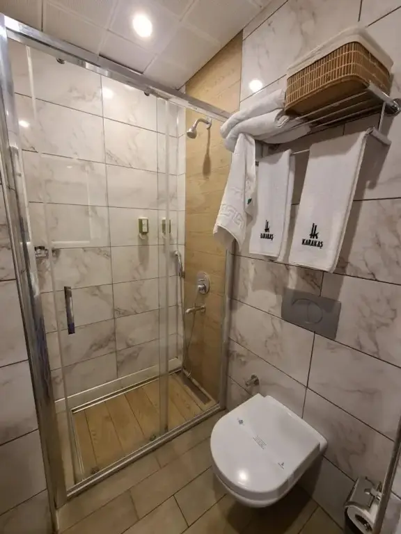 Бурхание: Karakas Hotel