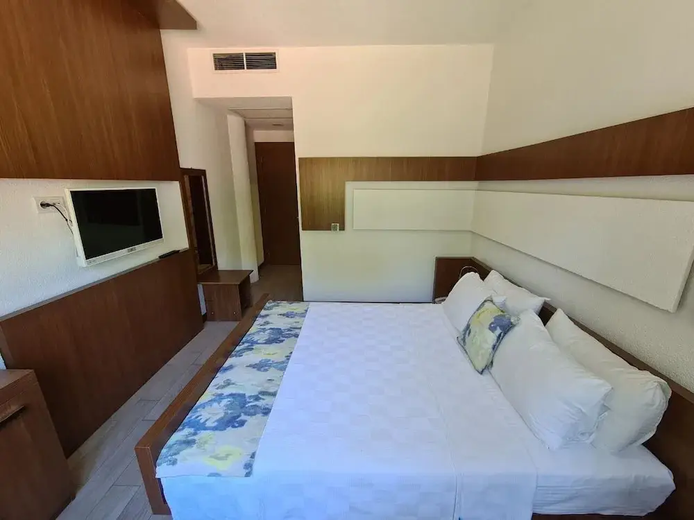 Бурхание: Karakas Hotel