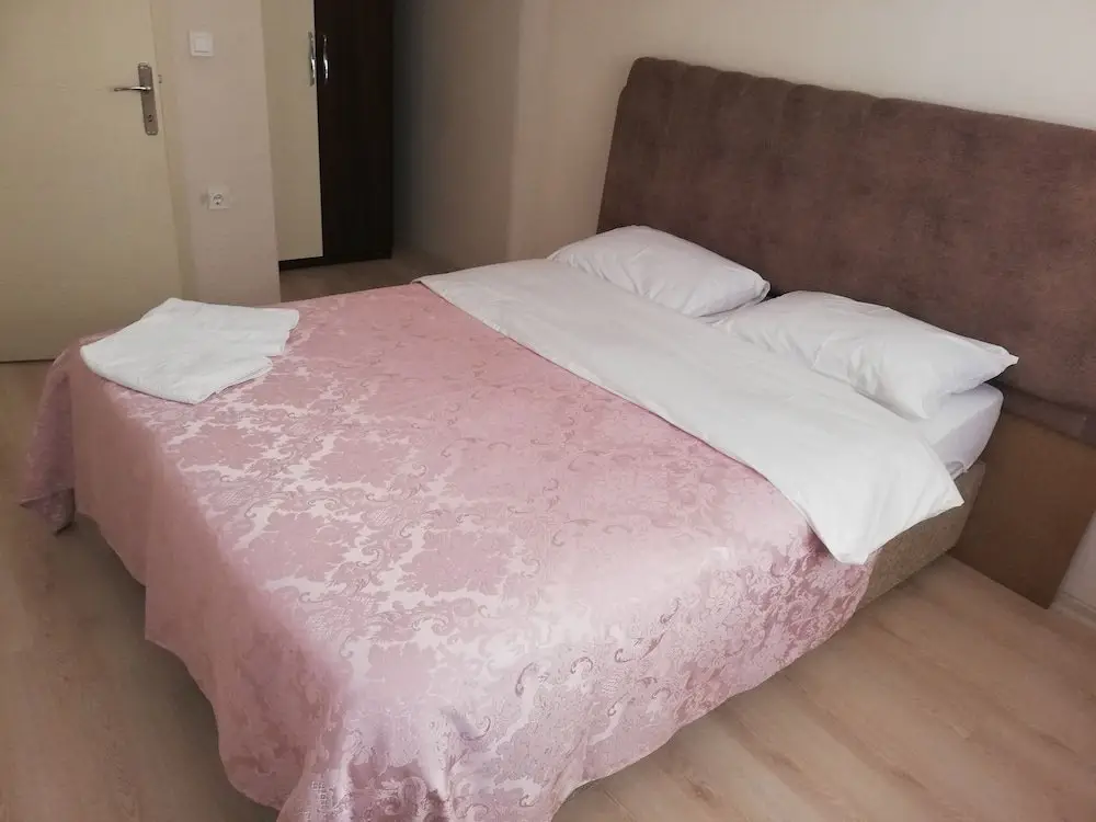Канаккале: A Suit Residence