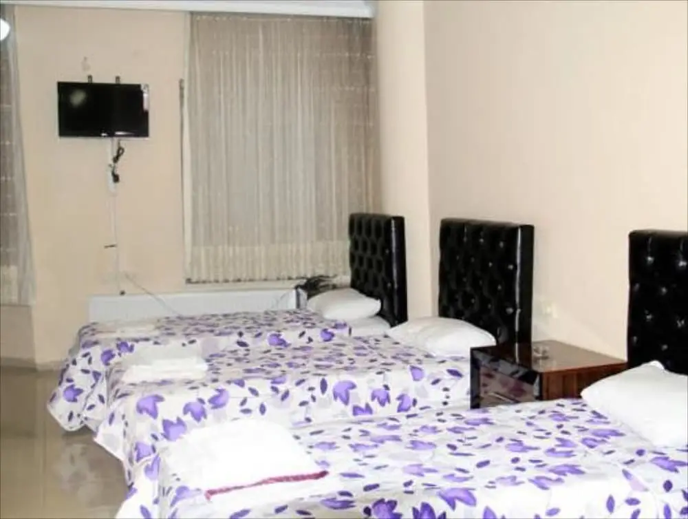 Ван: Hotel Side