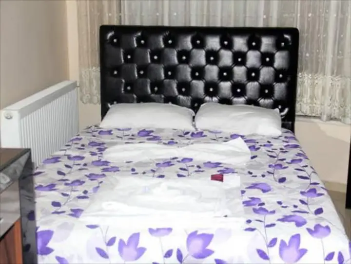 Ван: Hotel Side