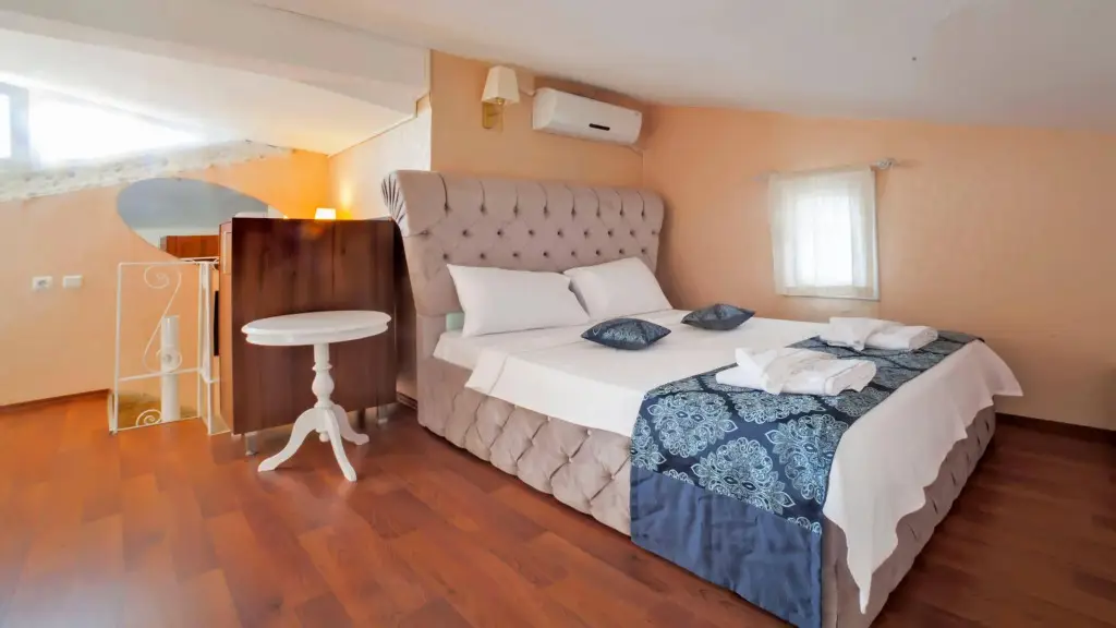 Каш: Peace Hotel