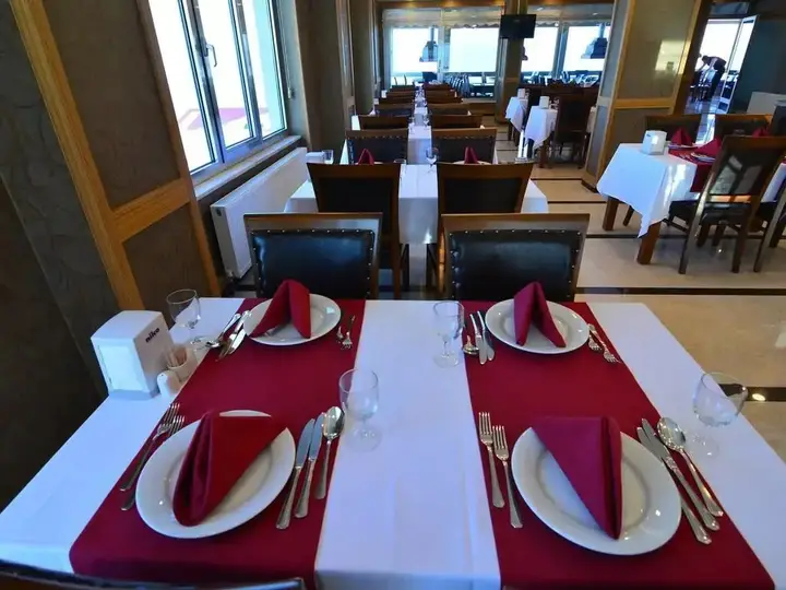 Татван: Tasar Royal Hotel