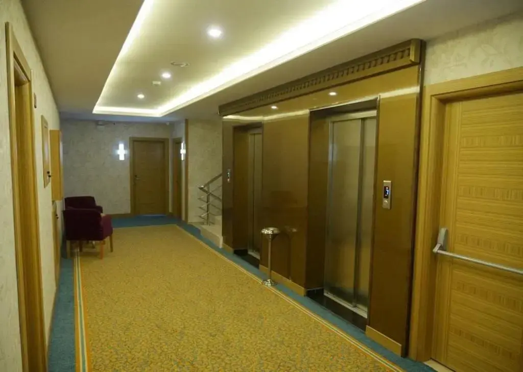 Татван: Tasar Royal Hotel