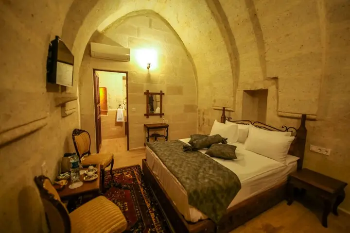Аванос: Hikmet's House