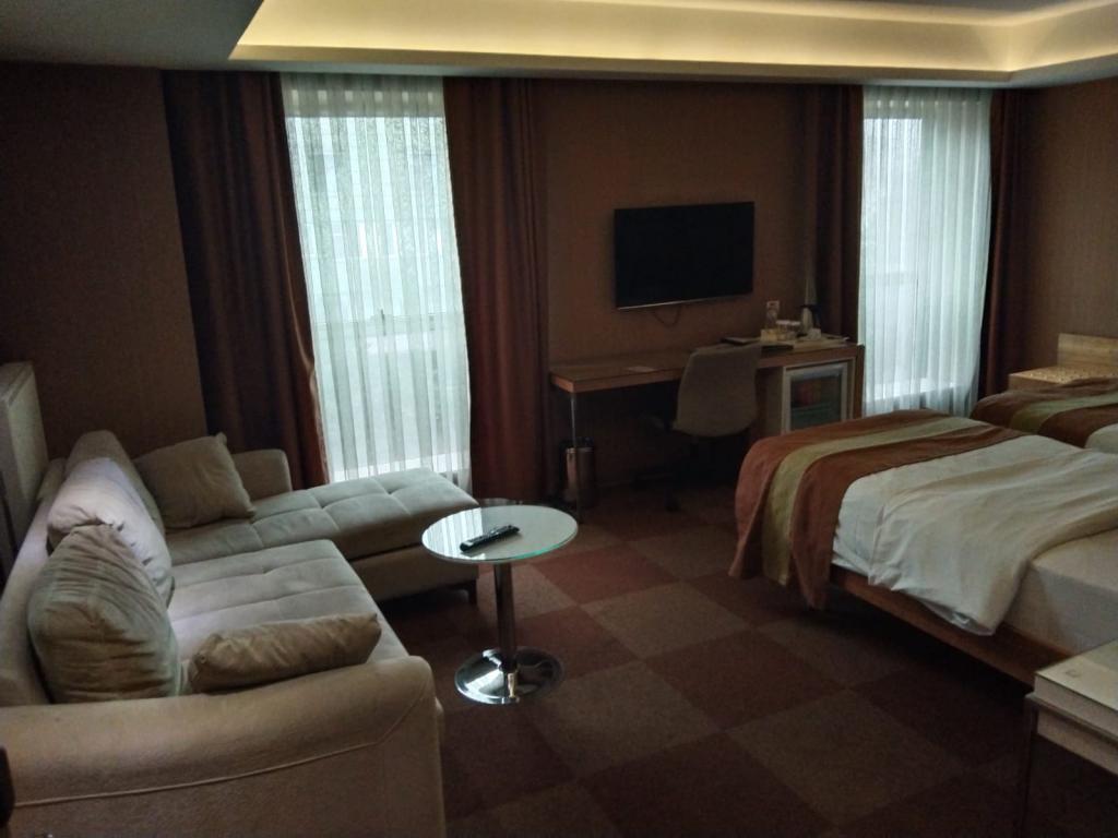 Татван: The Crater Hotel