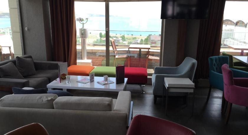 Татван: The Crater Hotel